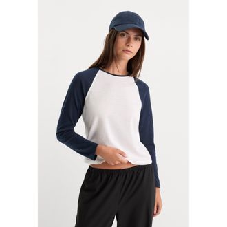 Good American Womens The long Sleeve Shirt Raglan T-Shirt | Chalk, Size Medium | Good American by Khlo&Egrave; Kardashian