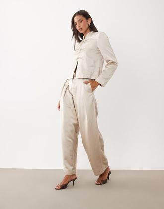 Pieces pantaloni coordinati in raso elegante color oro