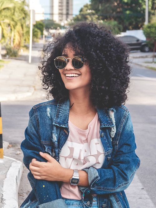 Naturkrauses Natural Hair benötigt ganz andere Pflege als glattes Haar. Wir sagen euch, worauf es ankommt und wie ihr Afro Haare richtig pflegt!