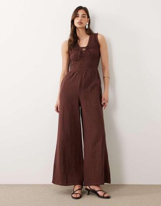 Nobody's Child Jayda - Tuta jumpsuit a fondo ampio in cotone color cioccolato con scollo a V e corpino arricciato-Marrone