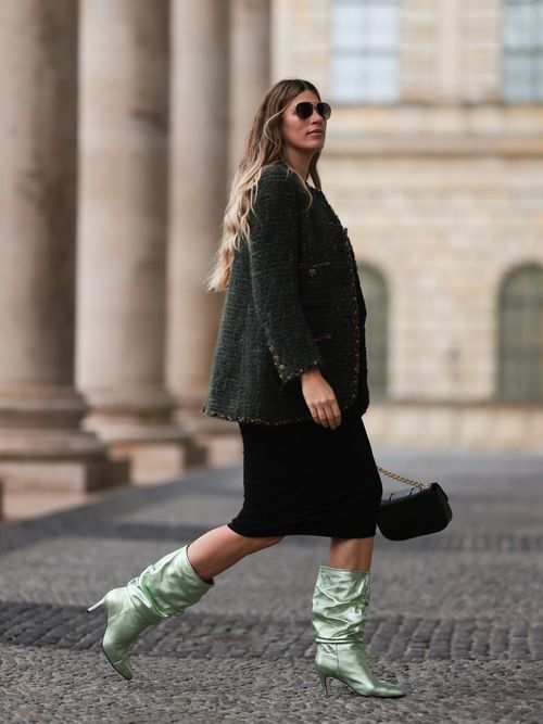 Influencerin Veronika Heilbrunner trägt die angesagten Slouchy Boots zum schlichten Alltagslook in München