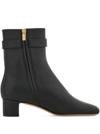 Ferragamo 40 mm enkellaarzen met gespbandje - Zwart