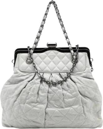 Chanel Pre-owned Handbags, female, Gray, Size: ONE SIZE Pre-owned The Chic Frame