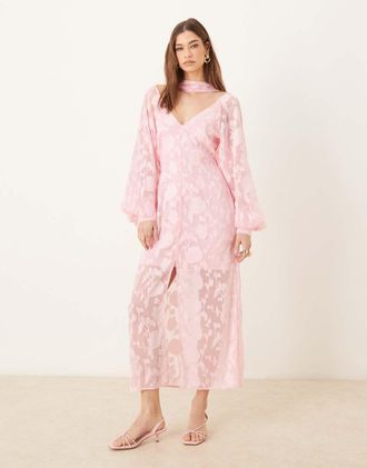Pretty Lavish Vestito lungo in jacquard rosa con maniche a palloncino e sciarpa