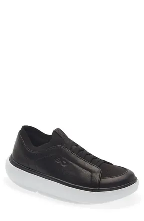 Oofos OOmg+ Club Walking Shoe in Black at Nordstrom, Size 11.5