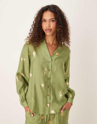 Never Fully Dressed Camicia color kaki con conchiglie in lamina dorata in coordinato-Verde