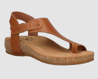 Taos Womens Fame Sandal In Tan