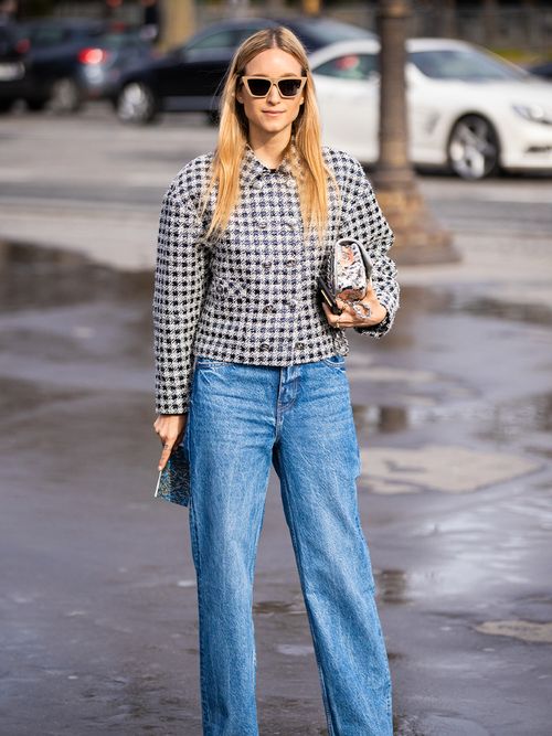 Streetstyle mit einer weiten Jeans, und einer Bouclé-Jacke.
