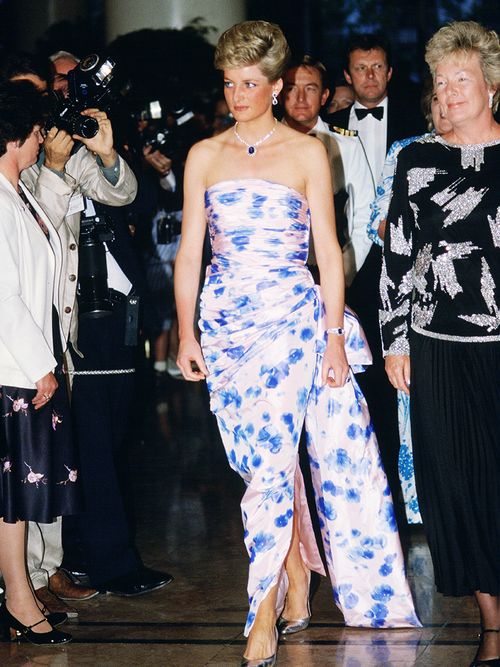 Prinzessin Diana in einem trägerlosen Kleid mit Schlitz.