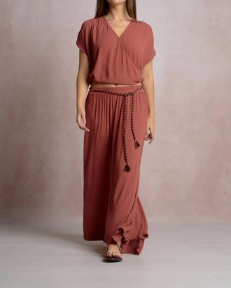 Elan Short Sleeve V-Neck Bubble Hem Top In Dark Cayenne