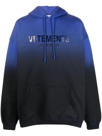 VETEMENTS logo-print faded-effect hoodie - men - Polyester/Cotton - M - Blue