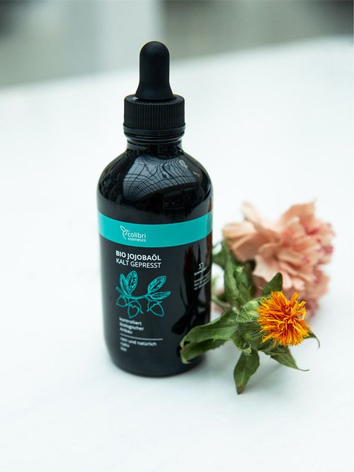 Jojoba-Öl enthält einen Vitamin-Cocktail, der viele Beauty-Benefits für Gesicht, Haare und Nägel hat. Alle Wirkungen und wo du es kaufen kannst gibt's hier!