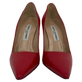 Manolo Blahnik Manolo Blahnik BB 105 Hakpumps in Rode Leer