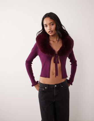 Miss Selfridge cardigan con chiusura a nodo sul davanti e colletto e polsini in pelliccia sintetica color fig-Viola
