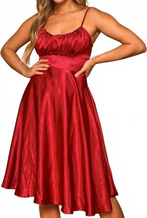 Peach Love California Satin Scoopneck Midi Dress In Red