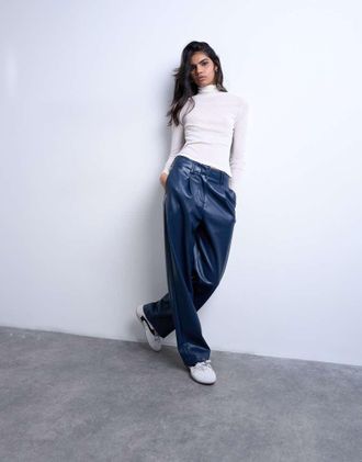 Topshop Pantaloni dritti a vita alta in pelle sintetica blu navy a pieghe