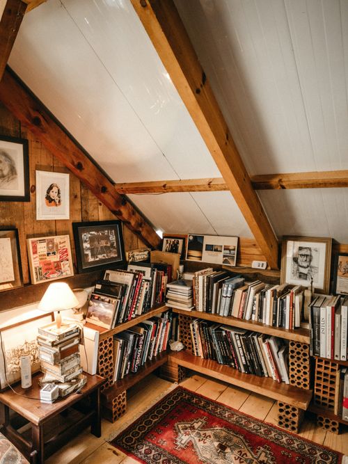 Dachschräge aus Holz, mit einem Bücherregal.