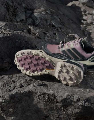 adidas adidas Performance Terrex skychaser gore-tex scarpe da trekking rosa e nere-Marrone