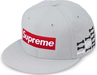 SUPREME x New Era Bones Box pet met logo - Grijs
