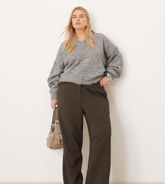 Asos Curve - Pantaloni comodi sartoriali marroni con motivo a spina di pesce e finiture in pelle sintetica-Neutro