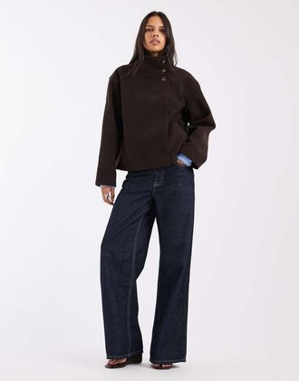 Pieces cappotto corto con collo a imbuto effetto lana in marrone scuro