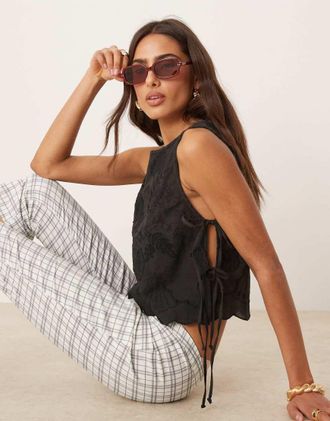 Free People Top senza maniche nero ricamato con laccetti laterali