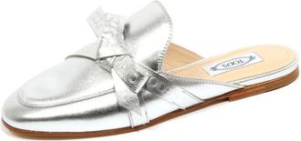 Tod's Schoenen, Dames, Grijs, 37 EU, Zilveren Bow Loafer Schoen met Logo