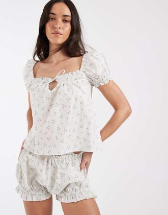 Daisy Street Pigiama con top grembiule stile babydoll e pantaloncini a palloncino a fiorellini-Multi