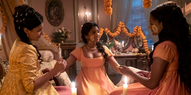 Drei Frauen die im Kreis sitzen und sich gegenseitig mit Creme eincremen.