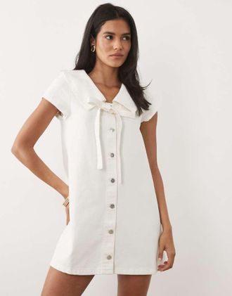 Miss Selfridge Vestito corto in denim color crema con colletto e dettaglio allacciato-Bianco