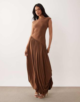 Asos Vestito lungo sinuoso color senape con fondo a palloncino e cuciture asimmetriche-Giallo