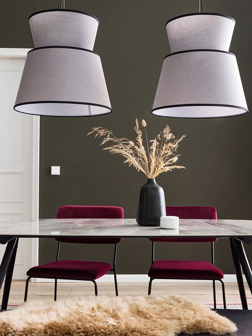 Esstisch aus Marmor mit roten Samtstühlen und einem Schaffell.