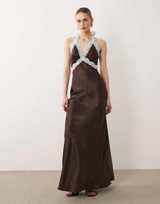 SNDYS Vestito lungo in raso color cioccolato allacciato al collo con pizzo a contrasto-Marrone