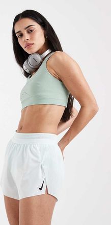 Nike Aeroswift Dri-FIT - Pantaloncini da 3 a vita media verde chiaro pliss&eacute;
