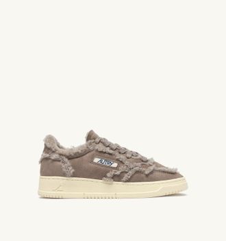 Autry MEDALIST MUTTON SNEAKERS IN TAUPE SUEDE AND SHEARLING