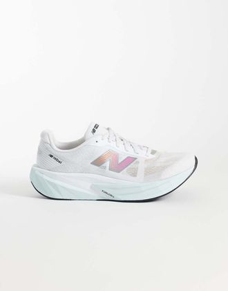 New Balance Fuelcell Rebel v5 sneakers da corsa da uomo in bianco, azzurro e rosa