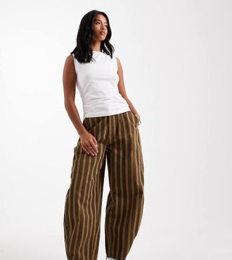 Asos Petite ASOS DESIGN Petite - Pantaloni bombati slavati a righe-Multicolore