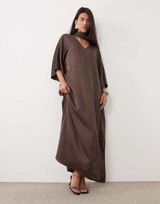 Pretty Lavish vestito lungo maxi in raso con dettaglio collarino e maniche a kimono color cioccolato-Marrone