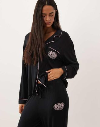 Juicy Couture set pigiama con stemma cane, maniche lunghe, colletto a rever e profili a contrasto, nero