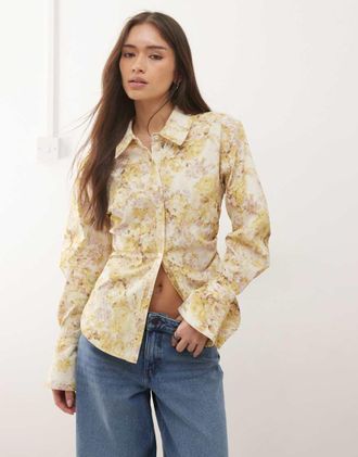 Monki Camicia stretta in vita con stampa a fiori-Giallo