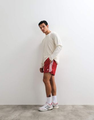 adidas Originals Pantaloncini rossi con tre strisce-Rosso