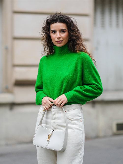 Streetstyle mit grünem Rollkragenpullover weißer Jeans und einer Tasche von Saint Laurent