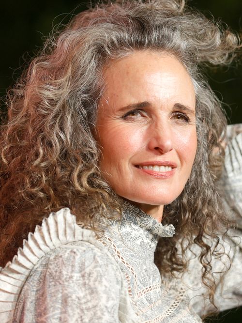 Andie MacDowell mit einer Bluse mit Stehkragen.