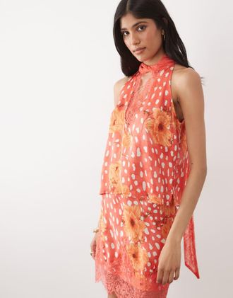 Never Fully Dressed Top in raso rosso con stampa e scollo a V in coordinato