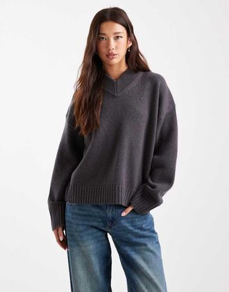 Asos Maglione in lana dagnello premium color antracite con scollo a V alto-Grigio