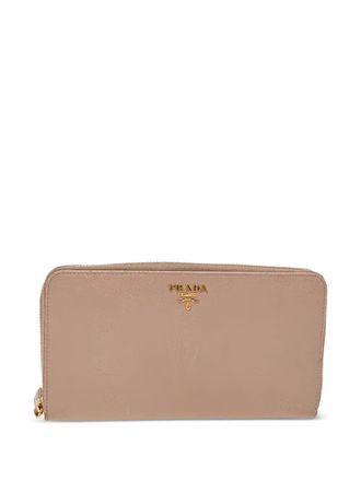 Prada logo-appliqu&eacute; wallet - women - Calf Leather - One Size - Neutrals