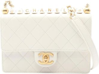 Chanel Borsa a spalla CC Turnlock Chic Pearls Flap in pelle di agnello matelassé 2020 - Bianco