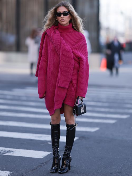 Emili Sindlev trägt ein Pinkes Strickkleid mit pinkem Pullover und Overknee Stiefel in New York.