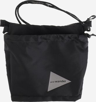 And Wander Bolso de hombro de nailon con logo de And Wander
