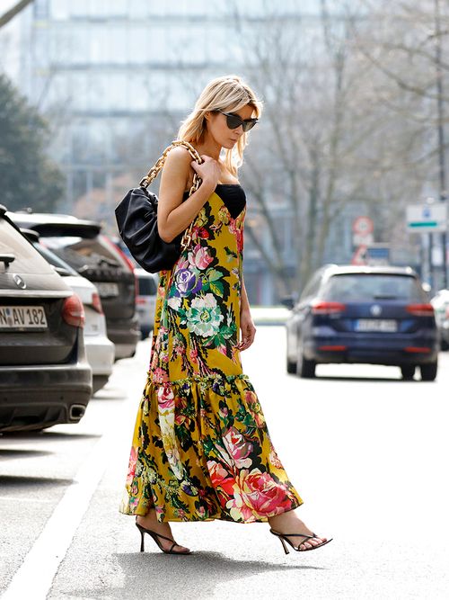 Gitta Banko mit einem gelben Blumenkleid und einer Tasche von Bottega Veneta